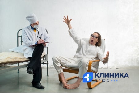 Врач общается с пациентом