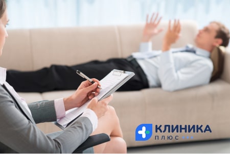 Врач беседует с пациентом
