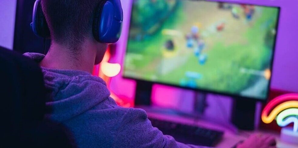 Подросток играет в компьютерную игру