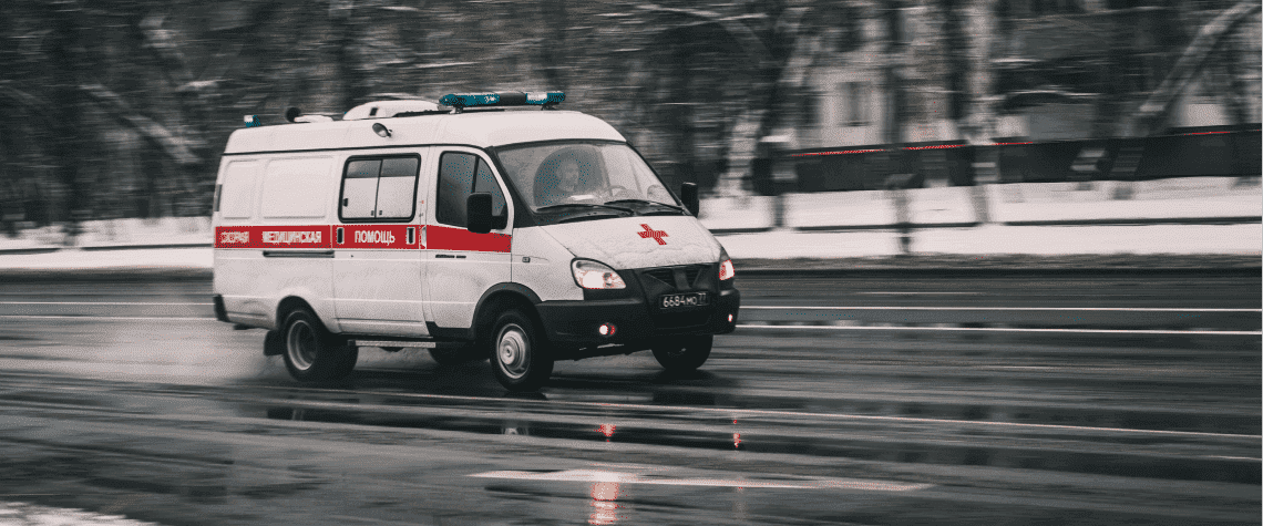 машина скорой помощи едет по вызову