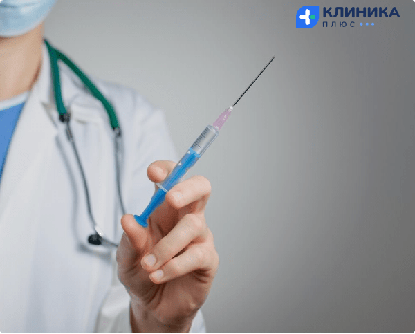 человек держит шприц