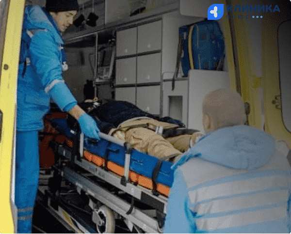 Пациента увозят на каталке
