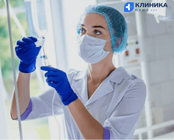 Сестра ставит капельницу