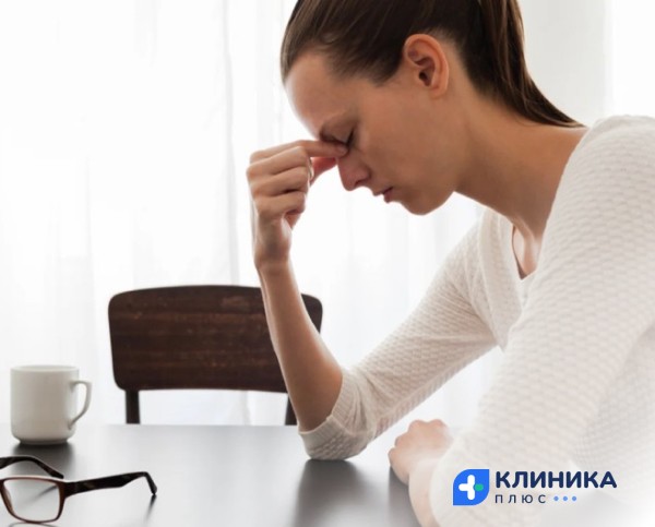 Девушка с закрытыми глазами за столом