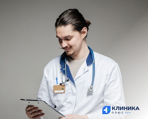 Врач с планшетом в руках