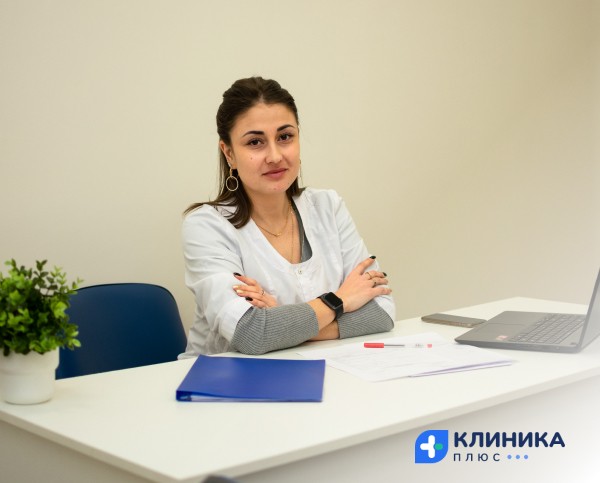 Врач за столом