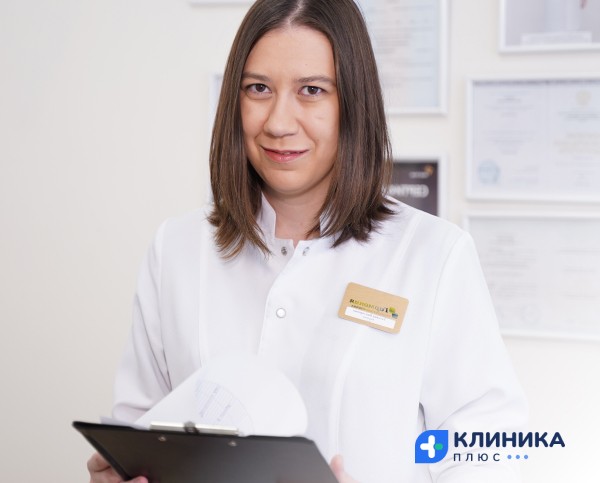Медработник с бумагами в руках