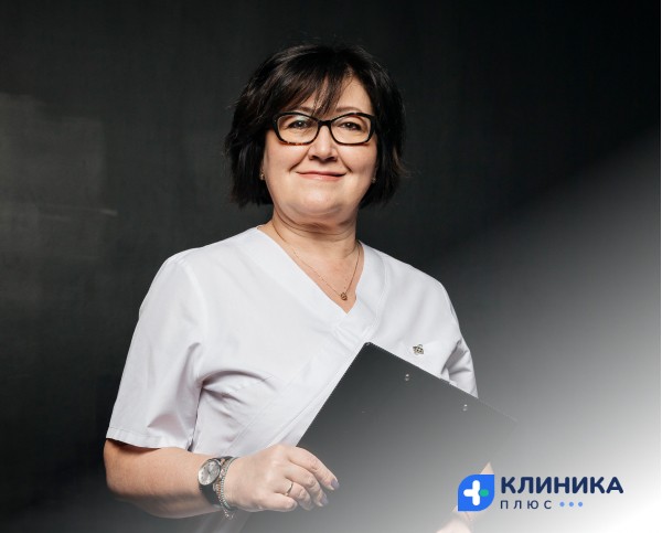 Врач с планшетом на тёмном фоне