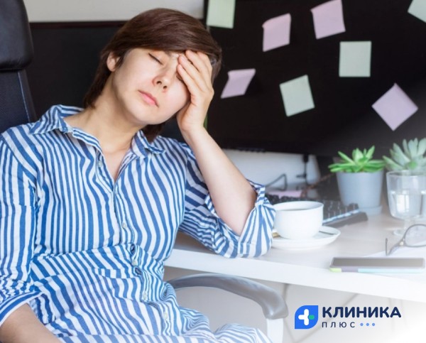 Девушка с закрытыми глазами за столом