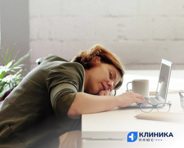 Девушка уснула за столом