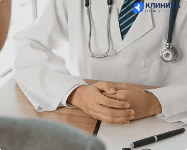 Врач руки держит на столе