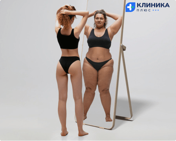 девушка смотрит на себя настоящую в зеркало