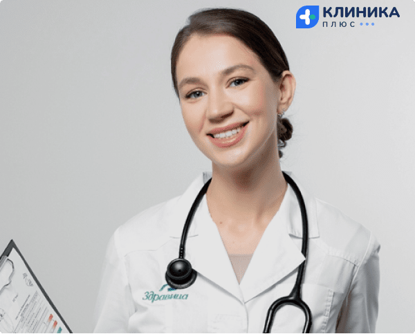Девушка врач смотрит прямо в камеру