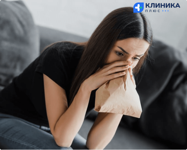 Девушка вдыхает из пакета