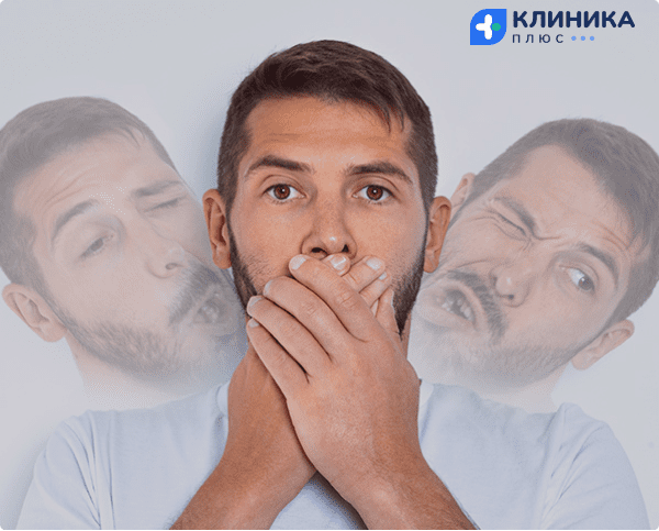 Мужчина закрыл рот руками